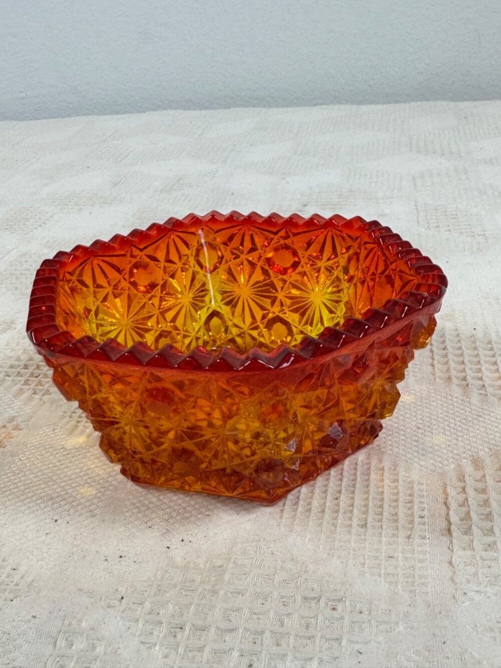 LE Smith Amberina Glass Bowl Daisy Button Pattern Hexagon Shape Vintage 1950s